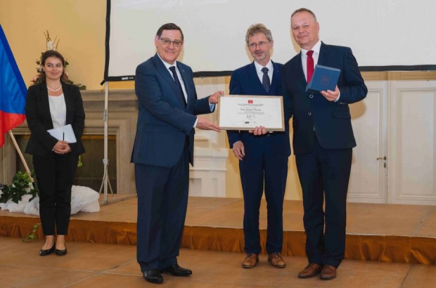 Velvyslanec Chilské republiky J.E. Patricio Utreras předal Cenu Magalhãesova průlivu společnosti SATTURN HOLEŠOV