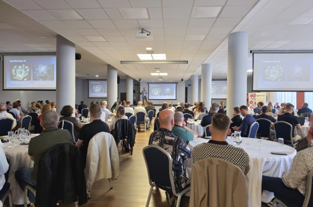 Konference AI v praxi... Dělám to samé co manažeři, jen nevypiju tolik kafe...